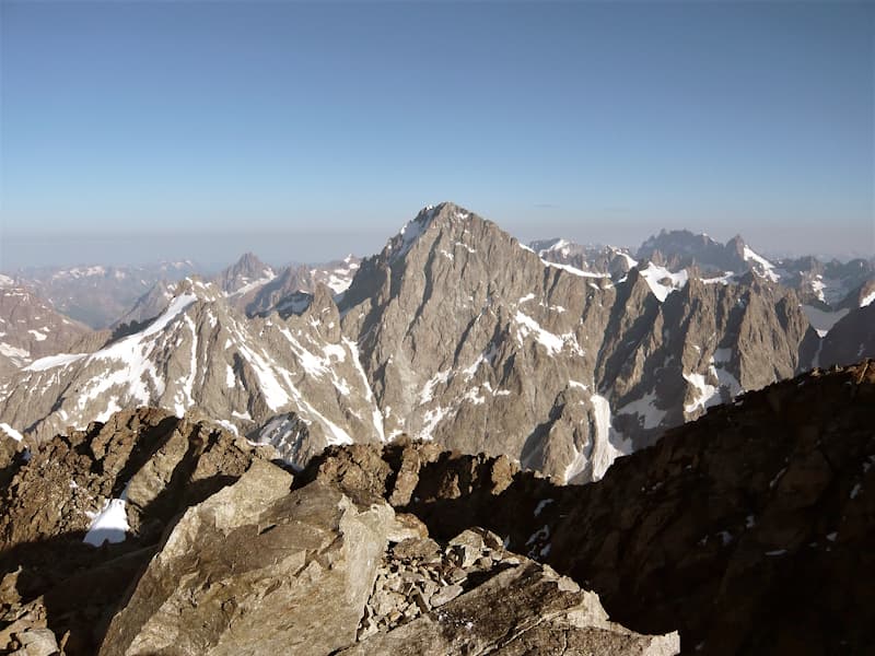 les écrins sommet de 4100 m dans le massif de l'oisans depuis le sommet du pelvoux